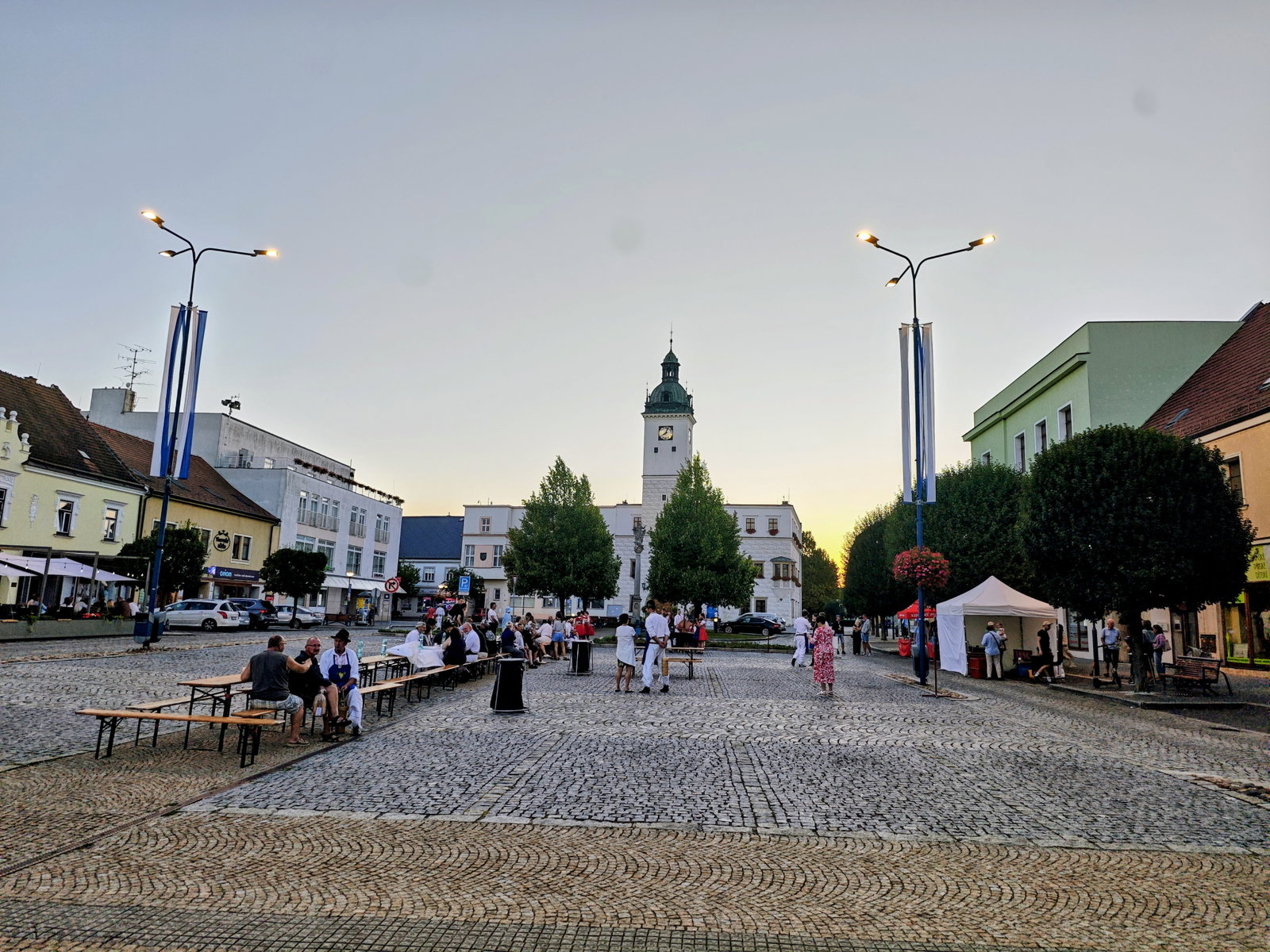 Sousedské posezení pod májú