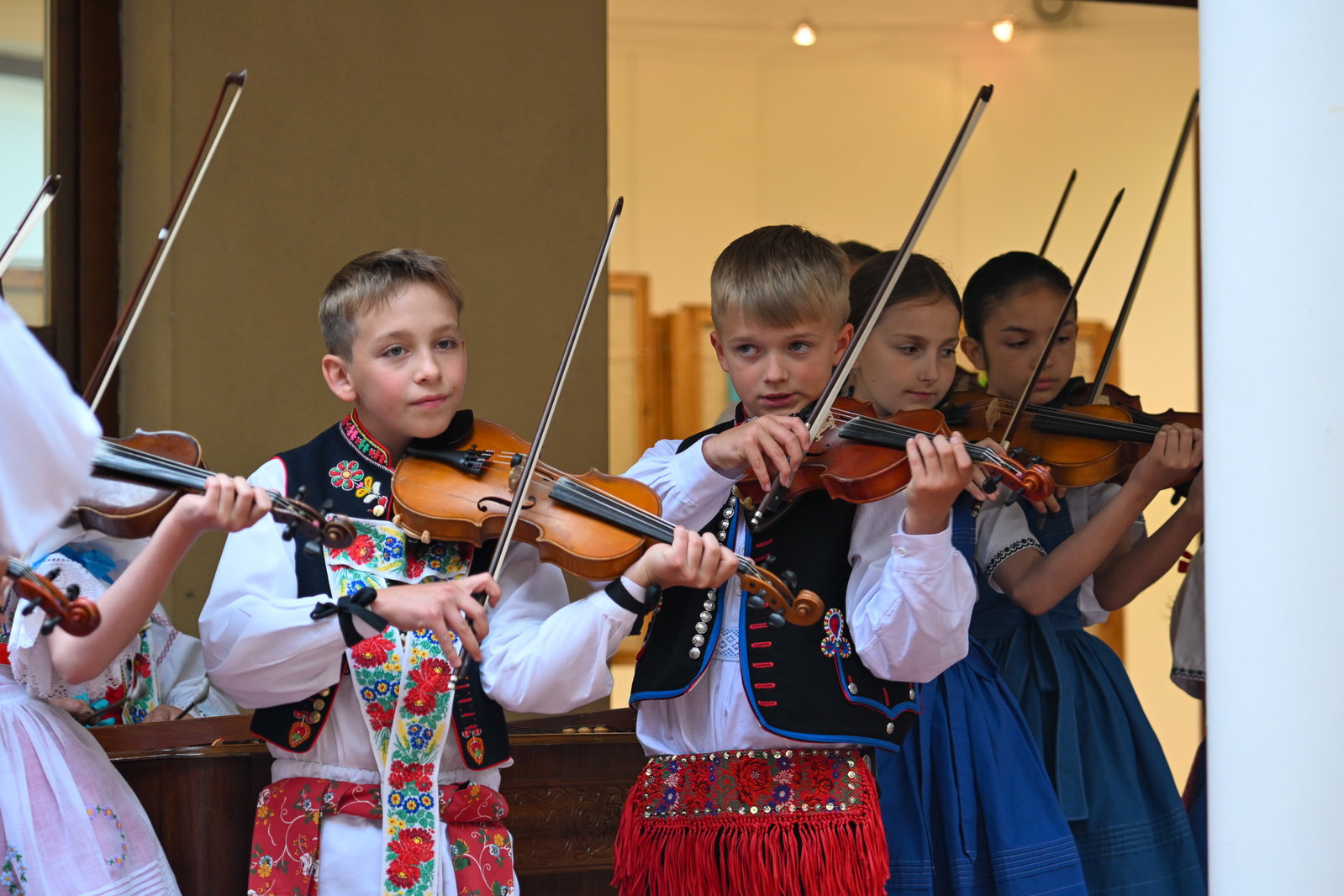 Vernisáž výstavy obrazů Jarní školy folklorního malování ve Skoronicích
