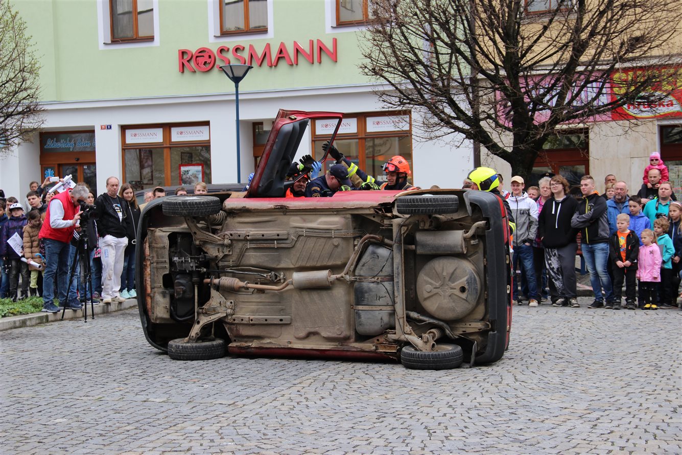 Ukázka s převráceným autem