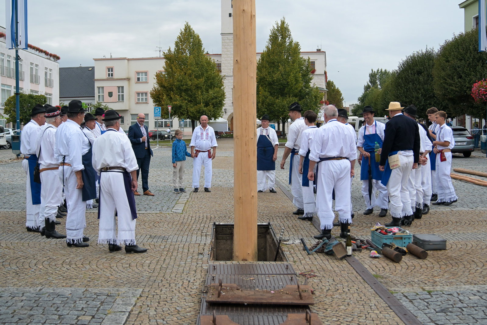 Kácení máje stavěnou k příležitosti 900 let města