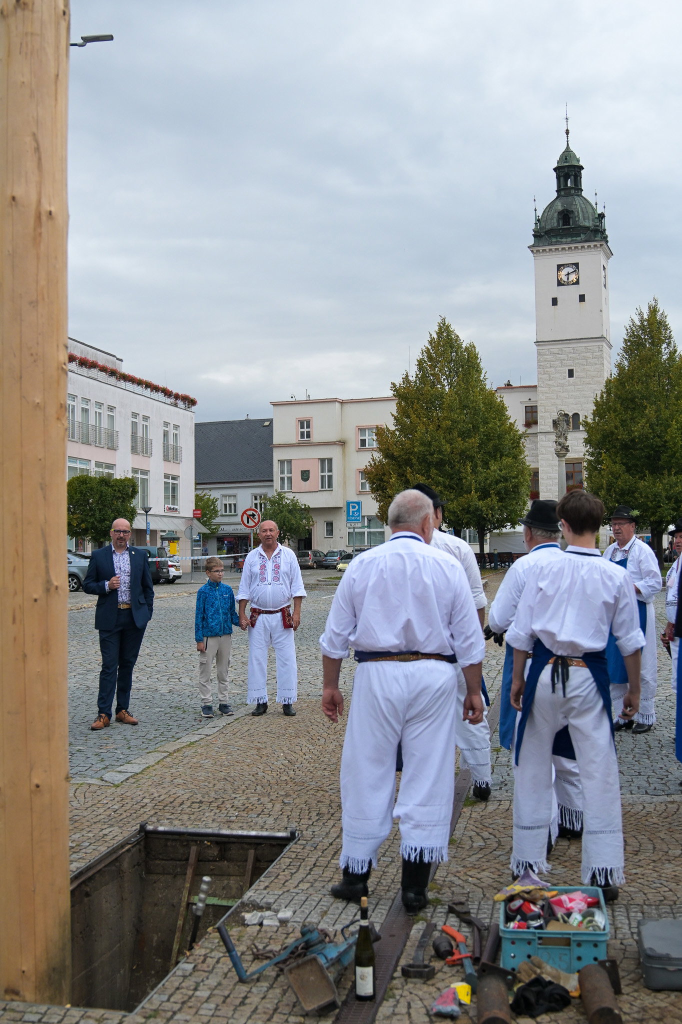 Kácení máje stavěnou k příležitosti 900 let města