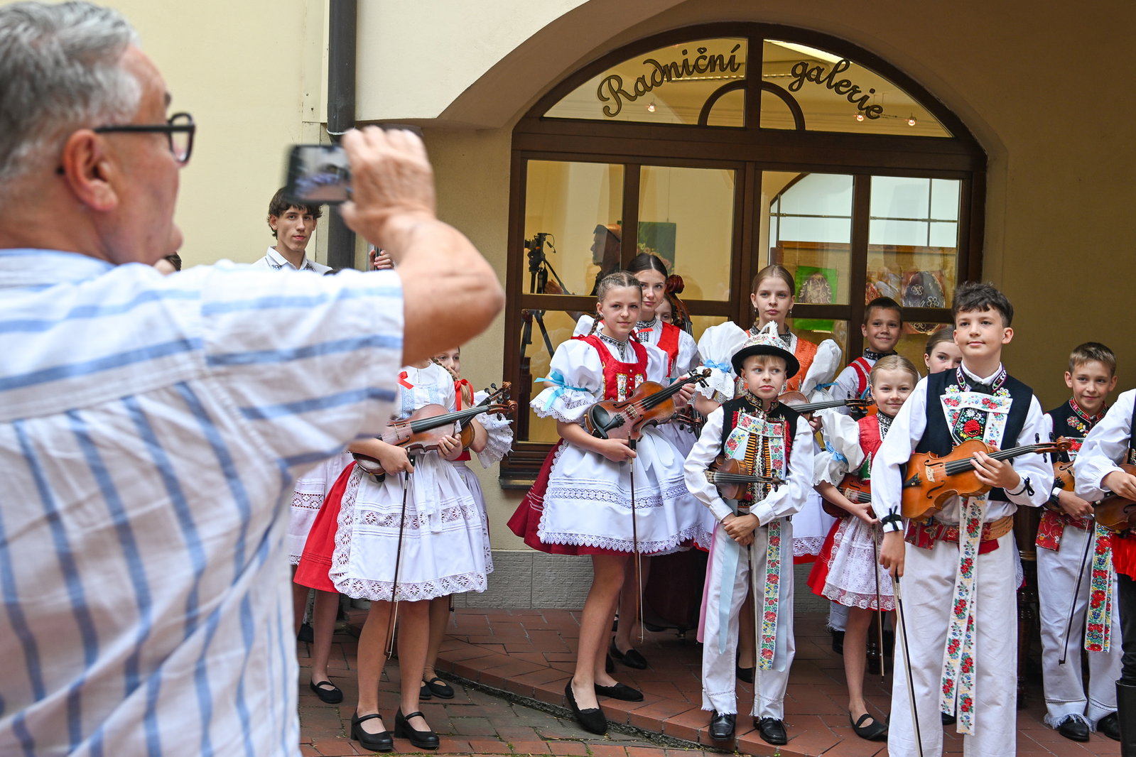 Vernisáž výstavy obrazů Jarní školy folklorního malování ve Skoronicích