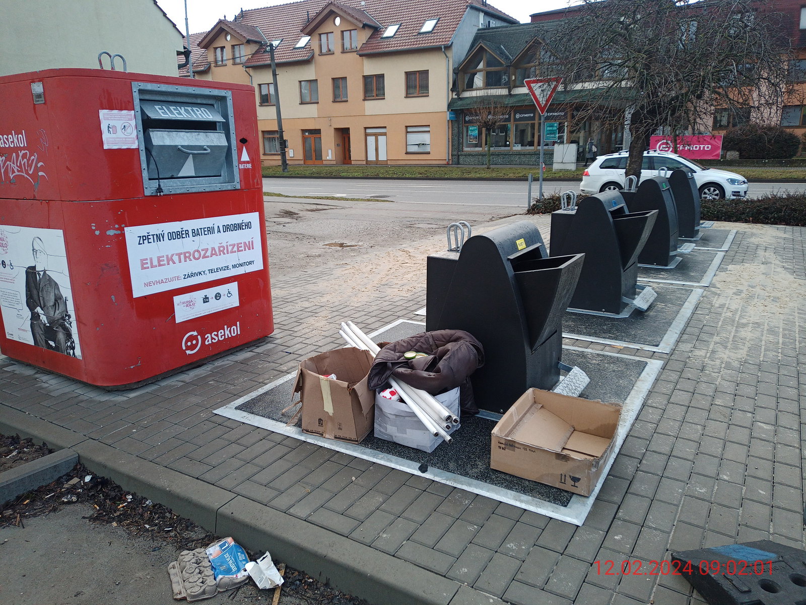 Nepořádek u podzemních kontejnerů
