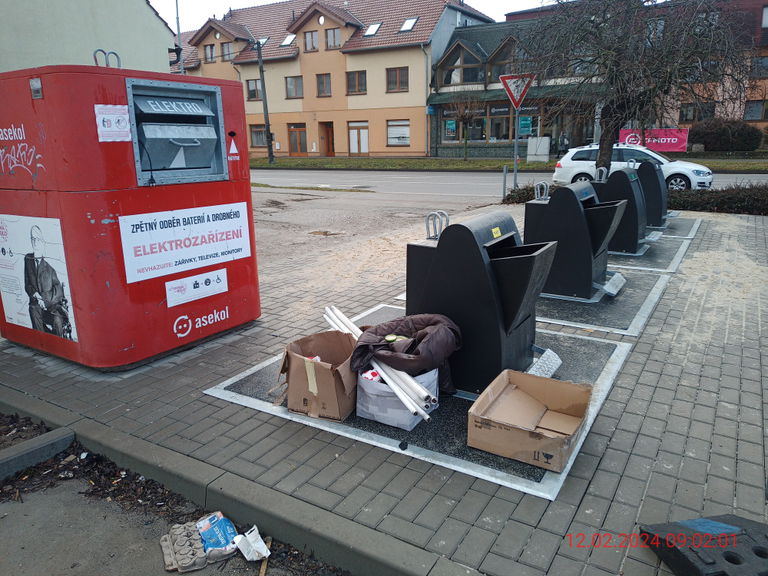 Nepořádek u podzemních kontejnerů