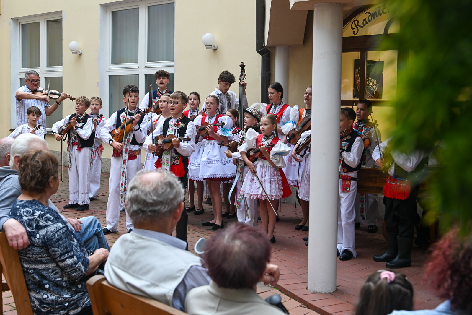 Vernisáž výstavy obrazů Jarní školy folklorního malování ve Skoronicích
