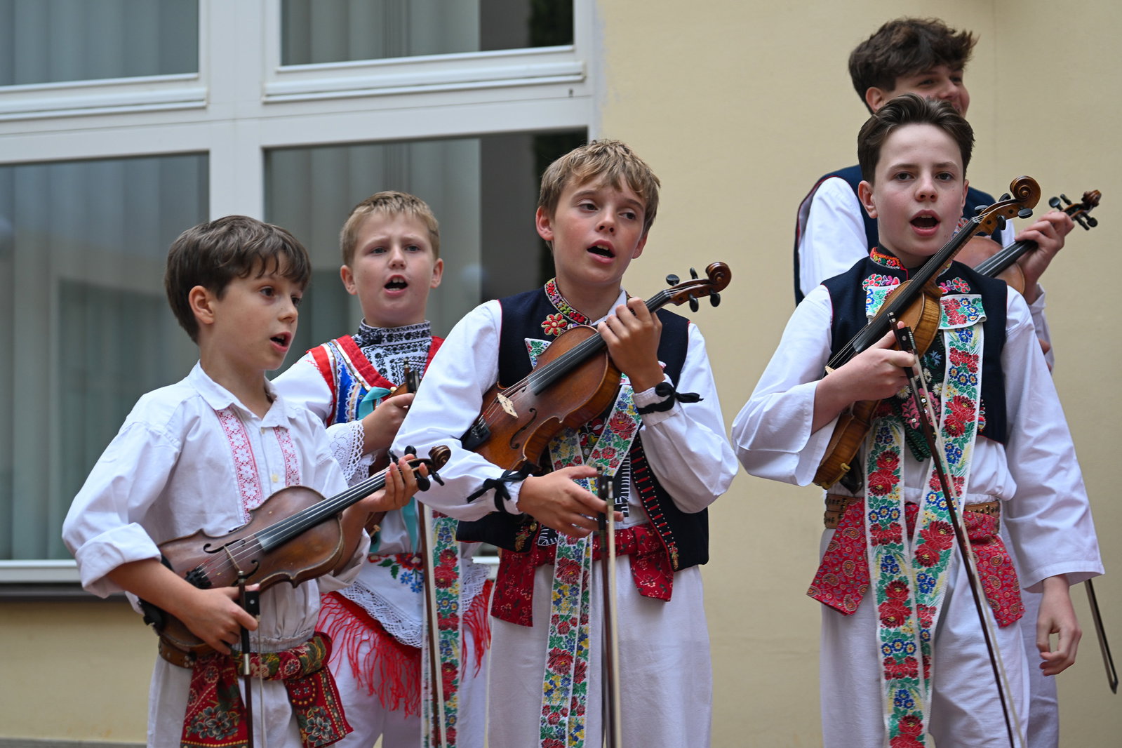 Vernisáž výstavy obrazů Jarní školy folklorního malování ve Skoronicích