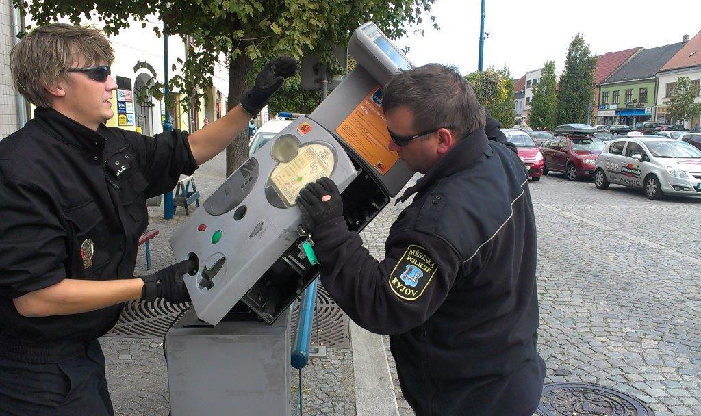 Rozebrání automatu policisty