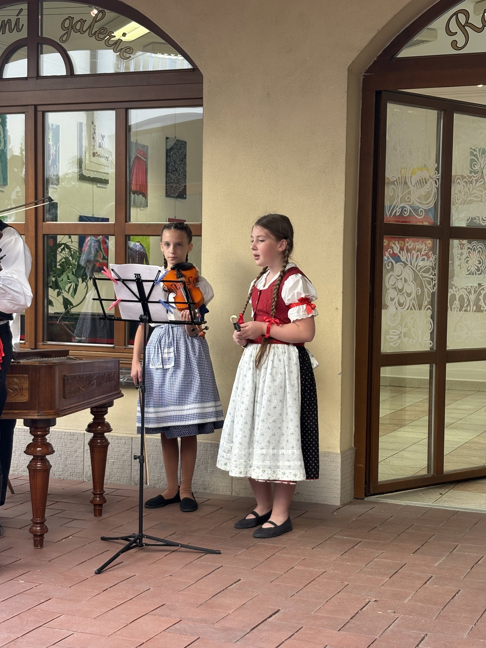 Vernisáž výstavy obrazů 7. ročníku Letní školy folklorního malování ve Skoronicích