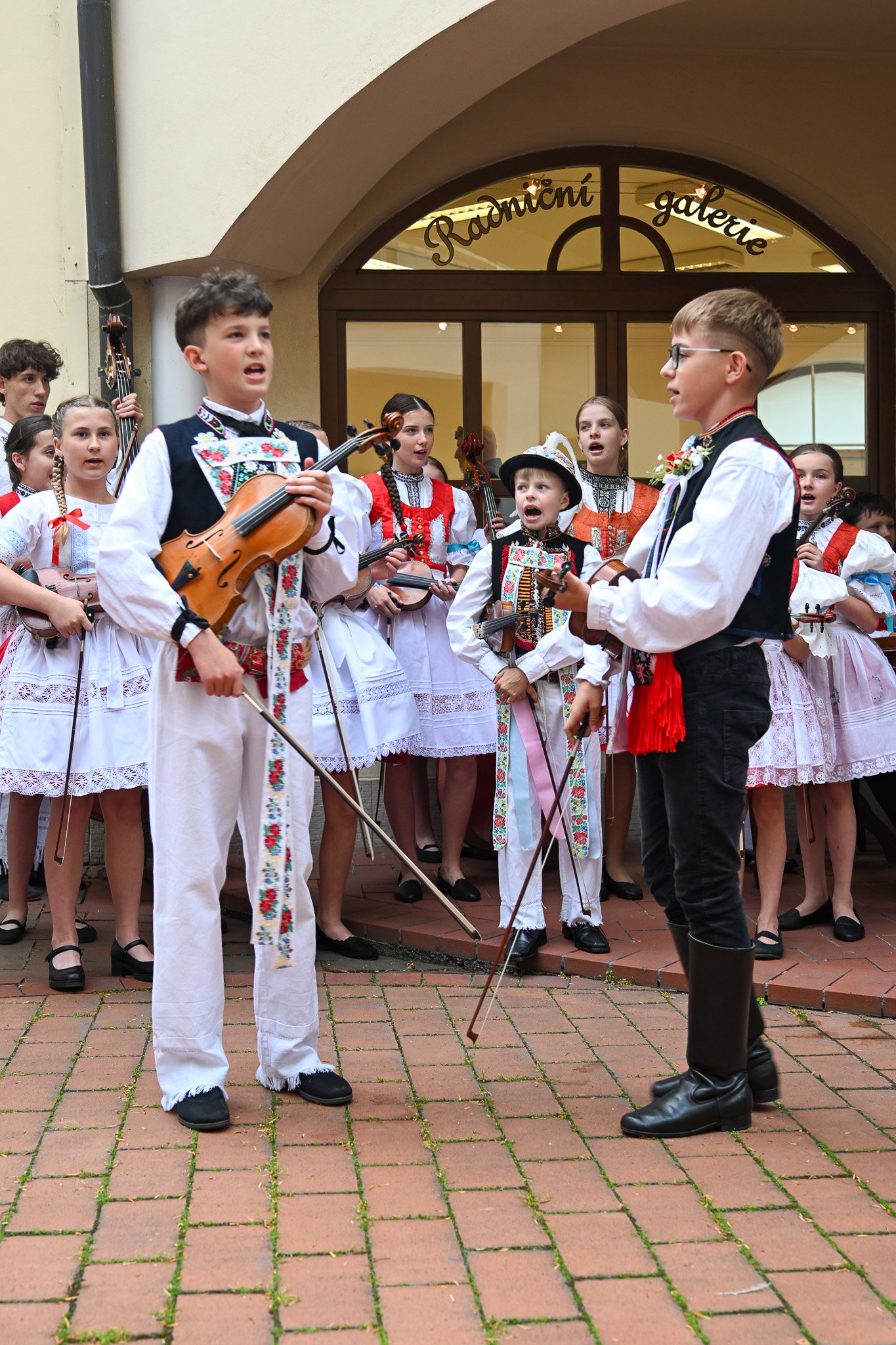 Vernisáž výstavy obrazů Jarní školy folklorního malování ve Skoronicích