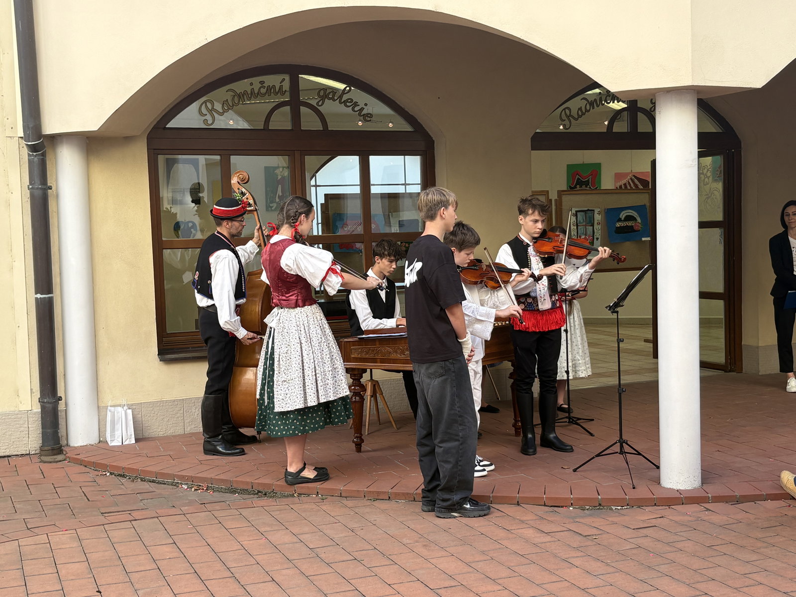 Vernisáž výstavy obrazů 7. ročníku Letní školy folklorního malování ve Skoronicích