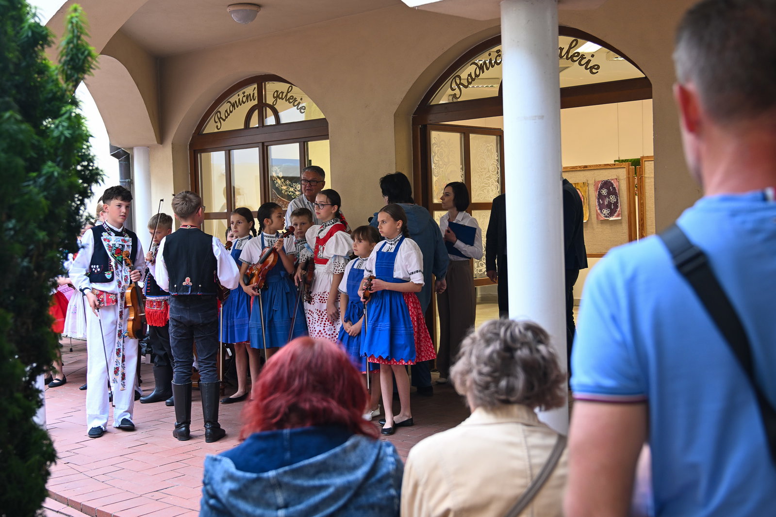 Vernisáž výstavy obrazů Jarní školy folklorního malování ve Skoronicích