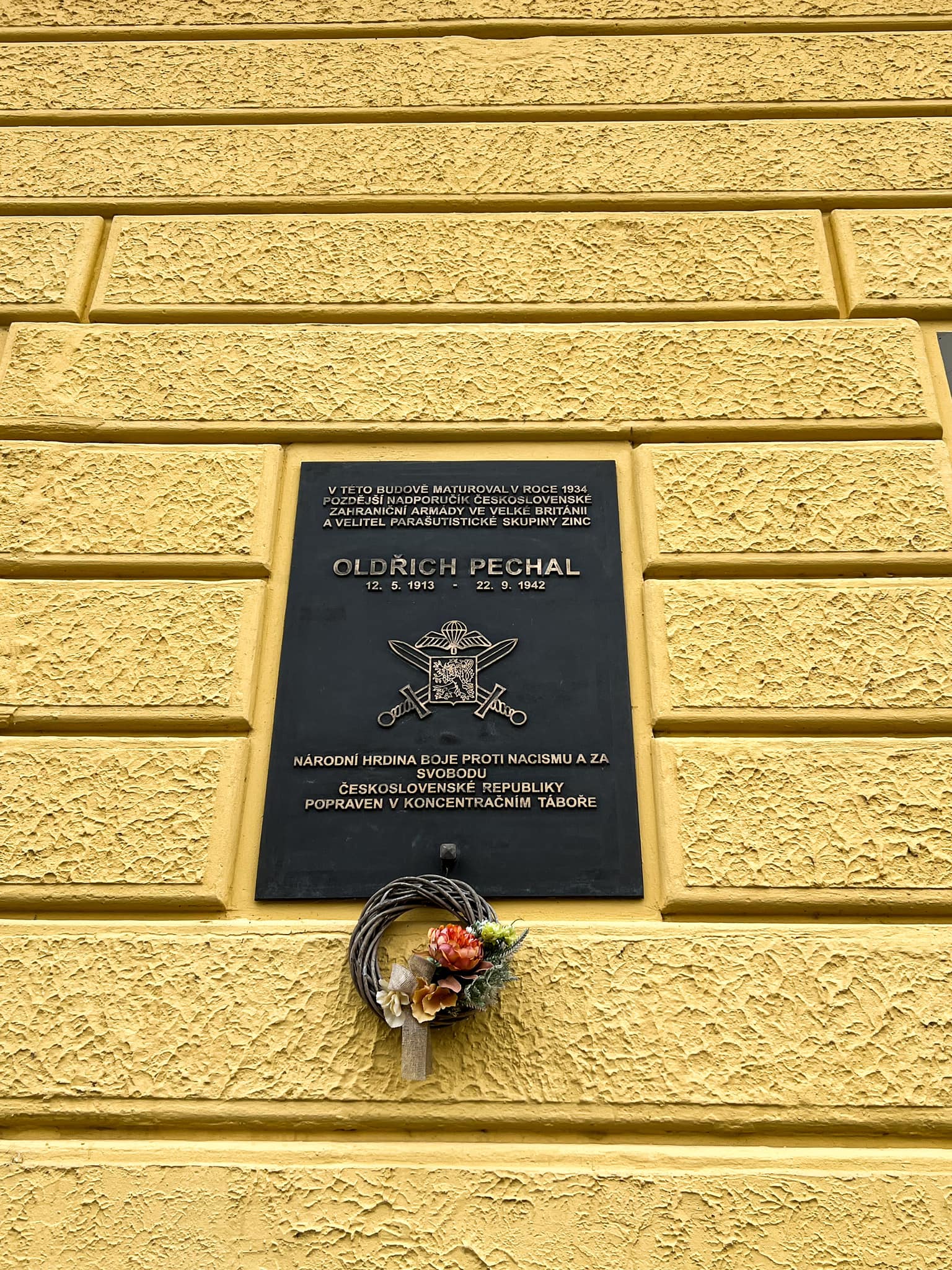 Pamětní deska na gymnáziu
