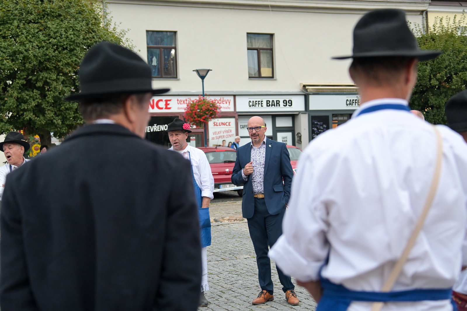 Kácení máje stavěnou k příležitosti 900 let města