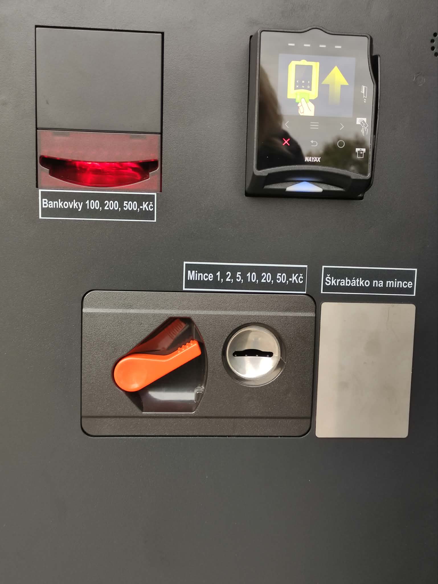 U kyjovského hřbitova usnadní nákup pietních potřeb nový automat
