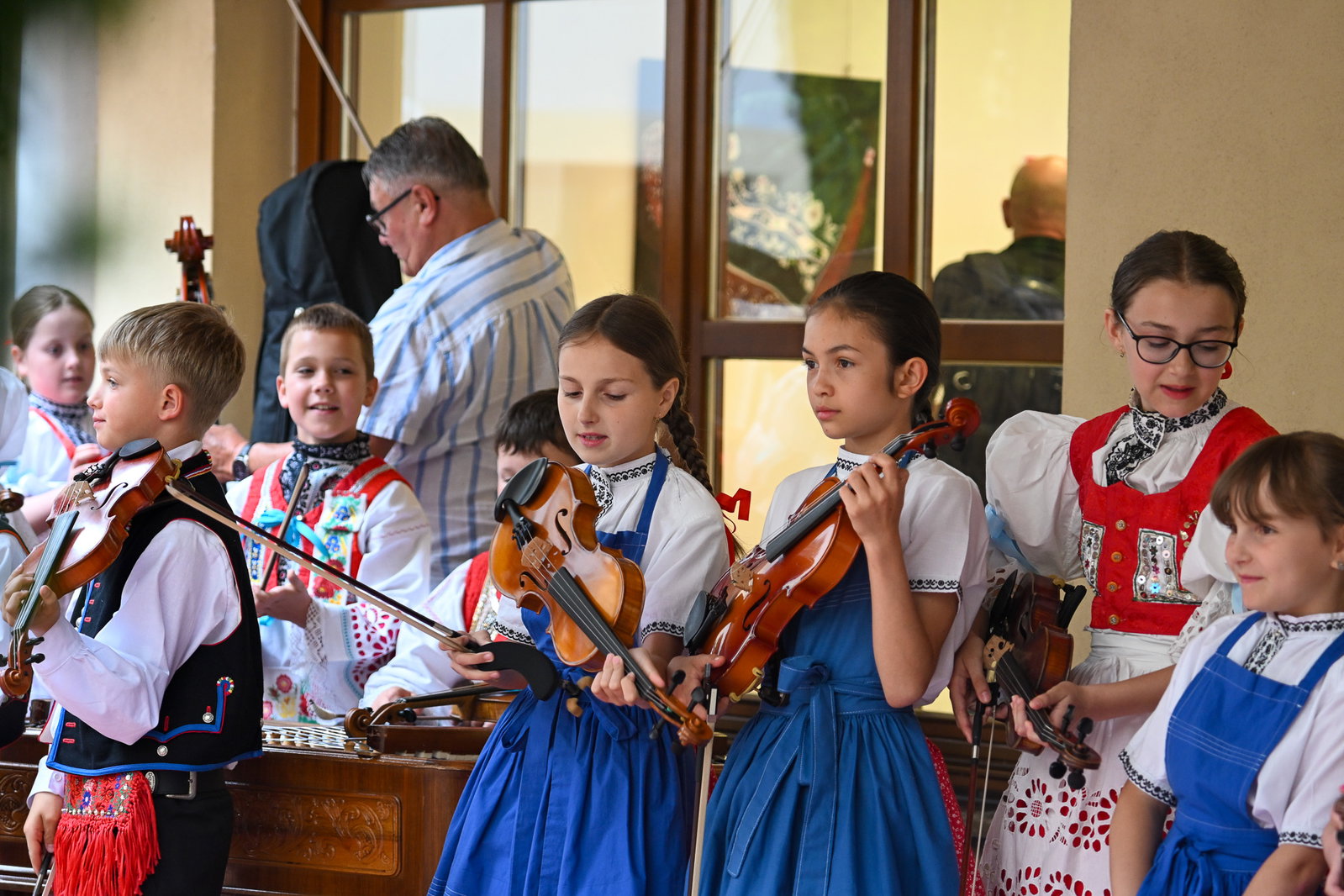 Vernisáž výstavy obrazů Jarní školy folklorního malování ve Skoronicích