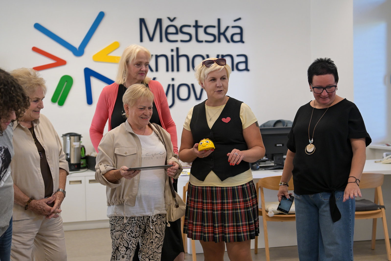 Knihovna ožila Mezigeneračním dnem seniorů. Lákala na roboty, líčení i společné tvoření s dětmi