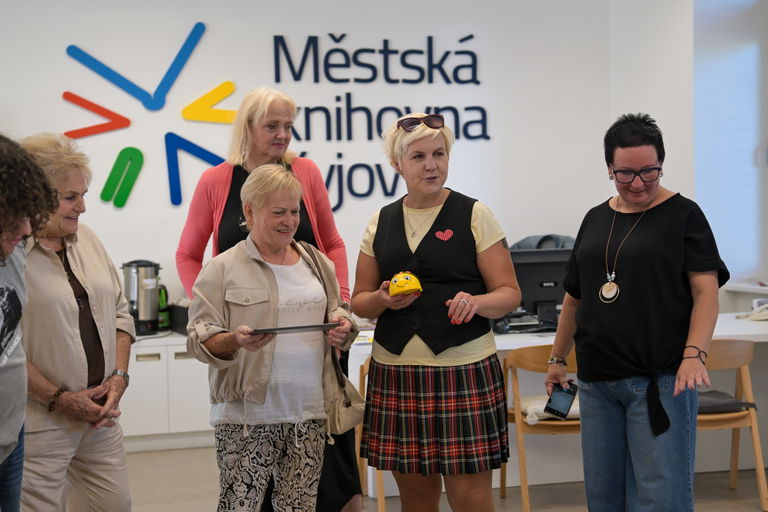 Knihovna ožila Mezigeneračním dnem seniorů. Lákala na roboty, líčení i společné tvoření s dětmi