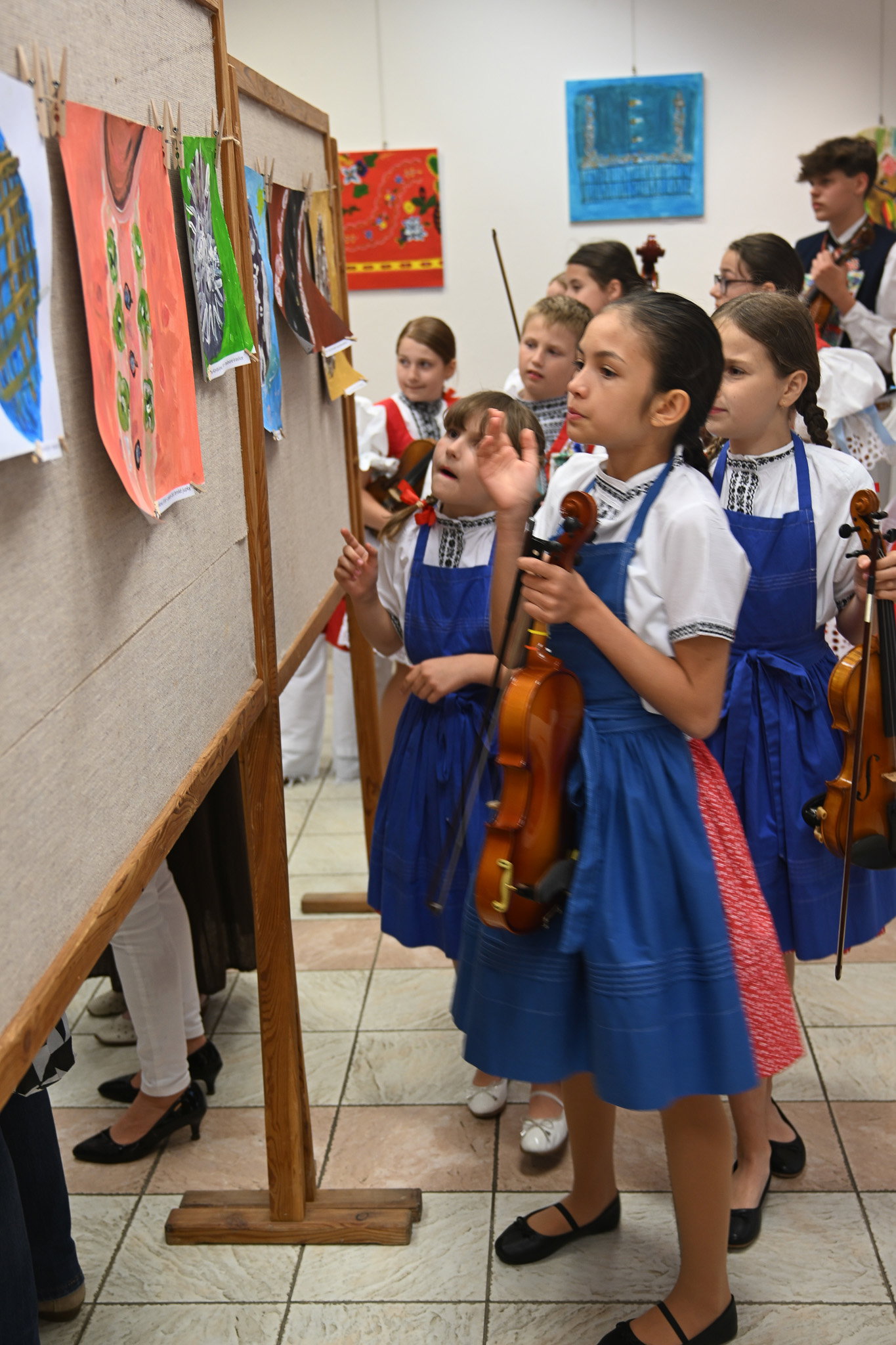 Vernisáž výstavy obrazů Jarní školy folklorního malování ve Skoronicích