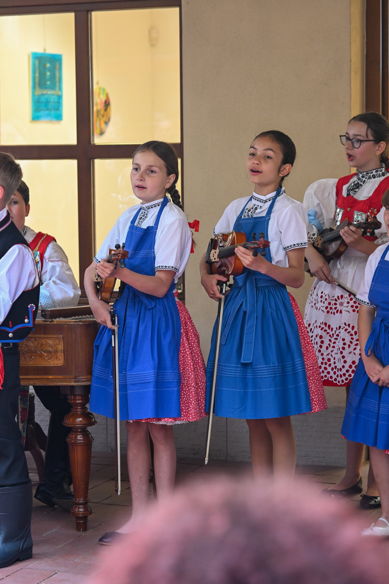 Vernisáž výstavy obrazů Jarní školy folklorního malování ve Skoronicích