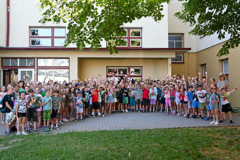 Školákům začaly prázdniny. Město jim k oslavám 900 let nadělilo vstup do Aquavparku