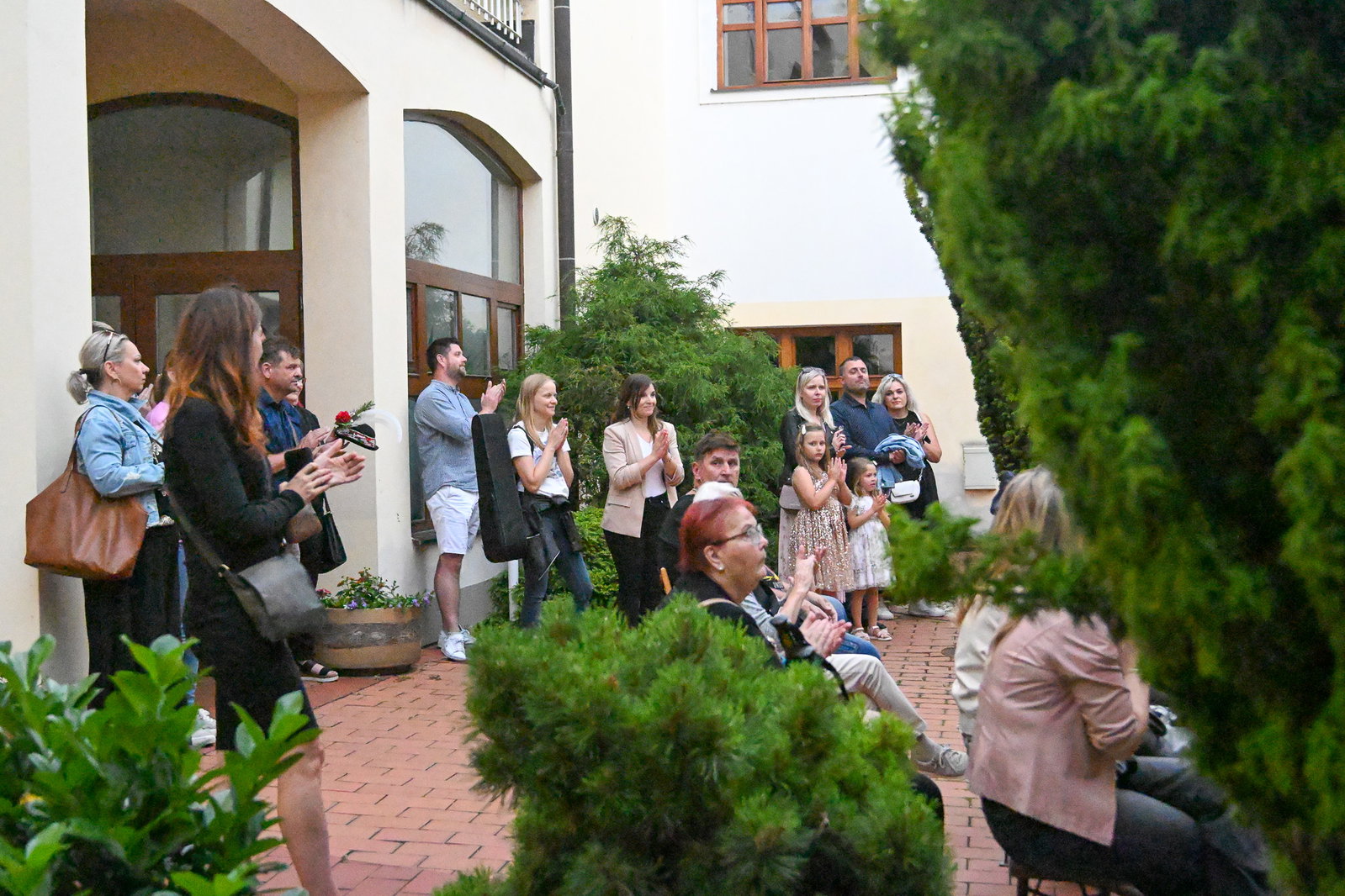 Vernisáž výstavy obrazů Jarní školy folklorního malování ve Skoronicích