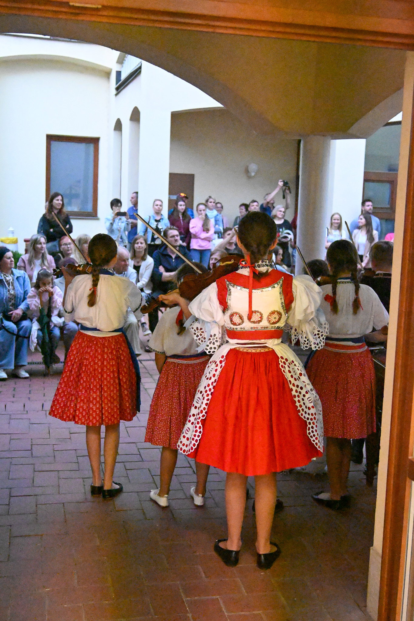 Vernisáž výstavy obrazů Jarní školy folklorního malování ve Skoronicích