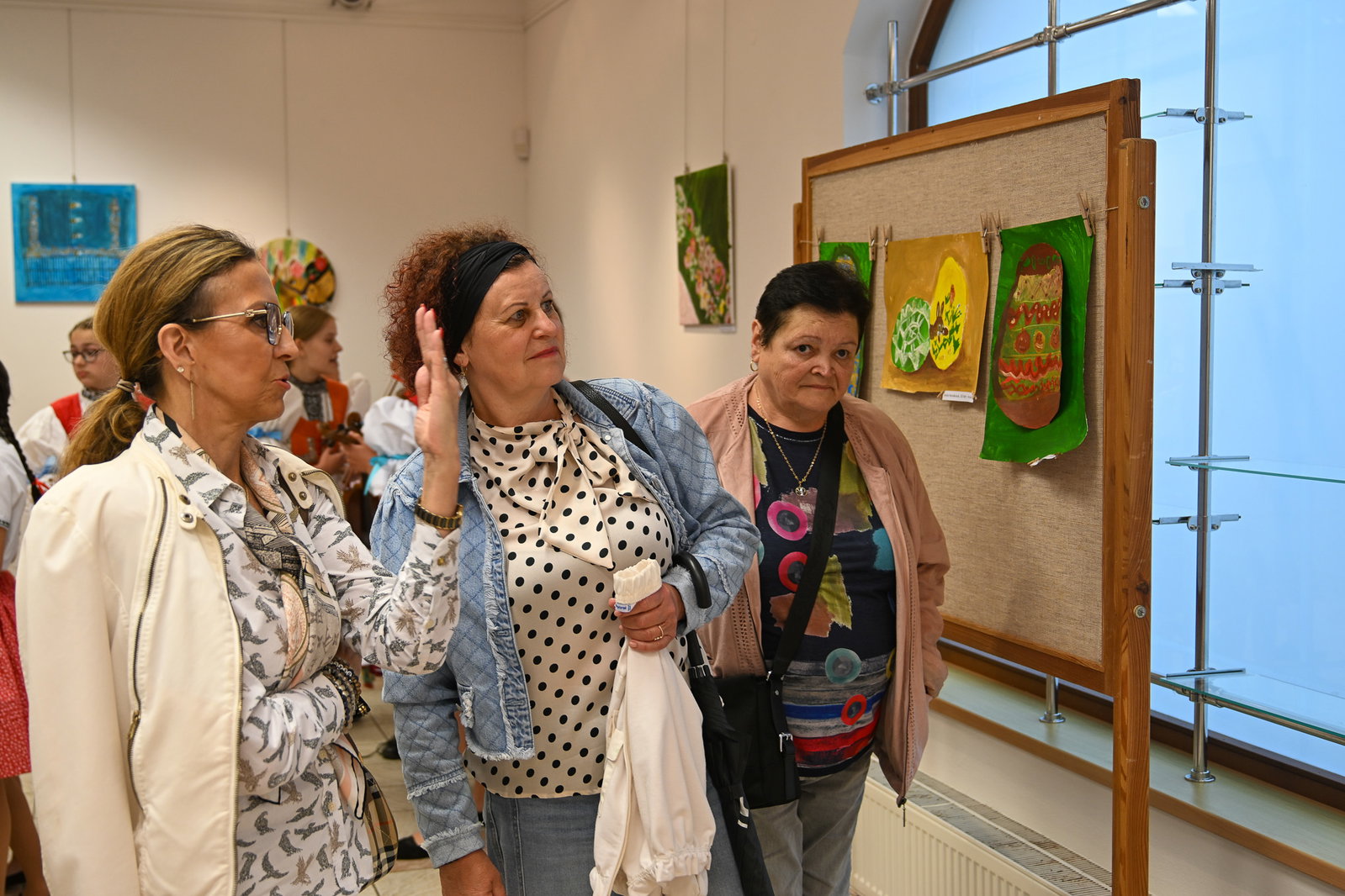 Vernisáž výstavy obrazů Jarní školy folklorního malování ve Skoronicích