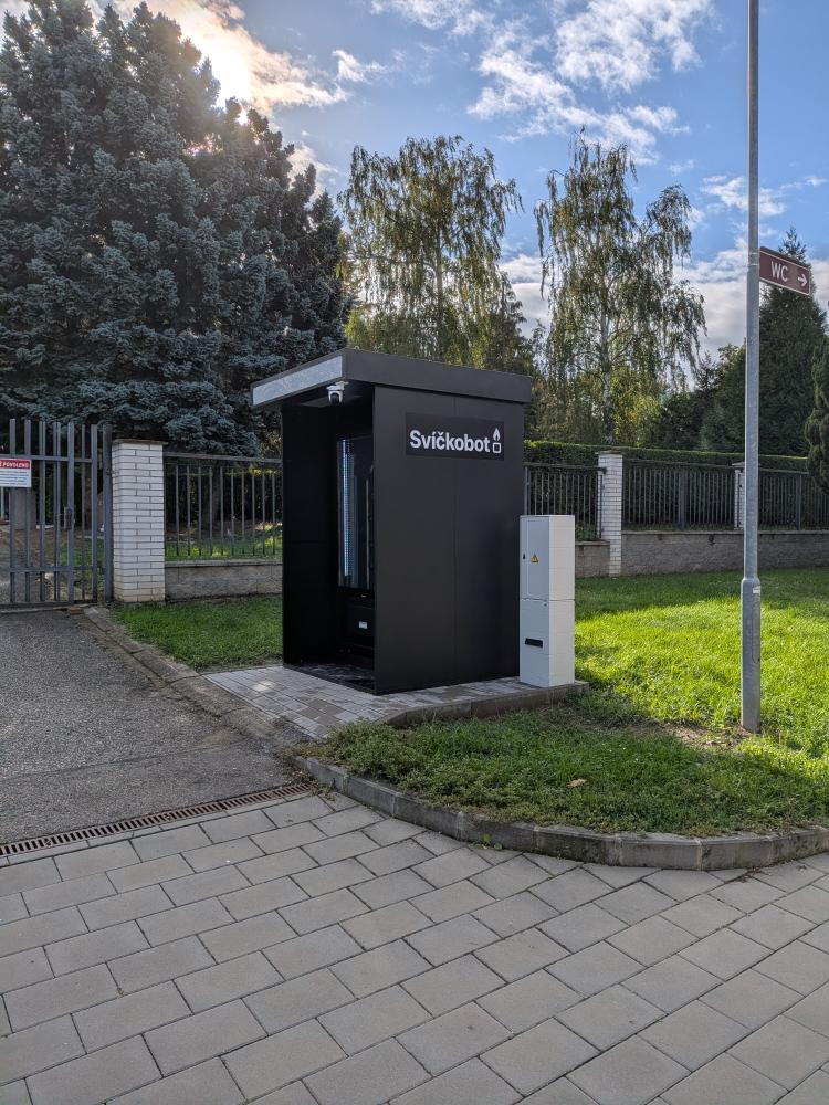 U kyjovského hřbitova usnadní nákup pietních potřeb nový automat