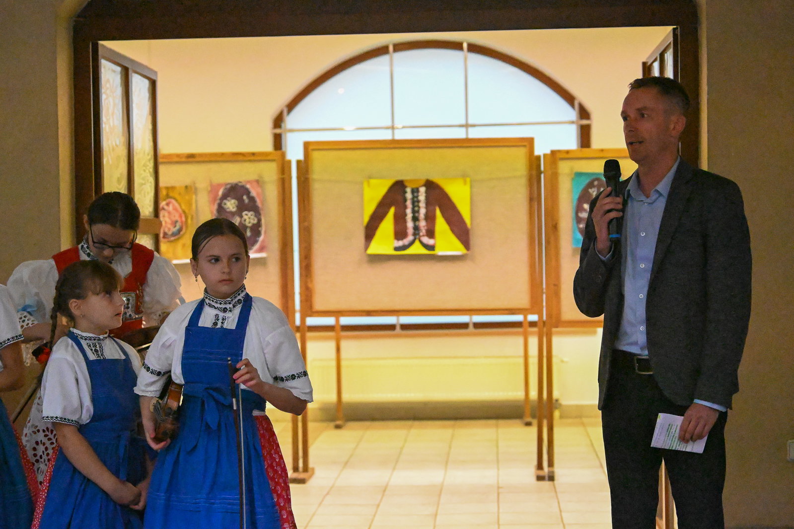 Vernisáž výstavy obrazů Jarní školy folklorního malování ve Skoronicích
