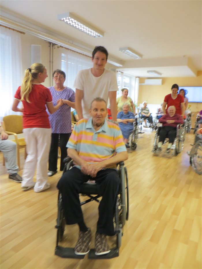 Úředníci dobrovolně na návštěvě seniorů
