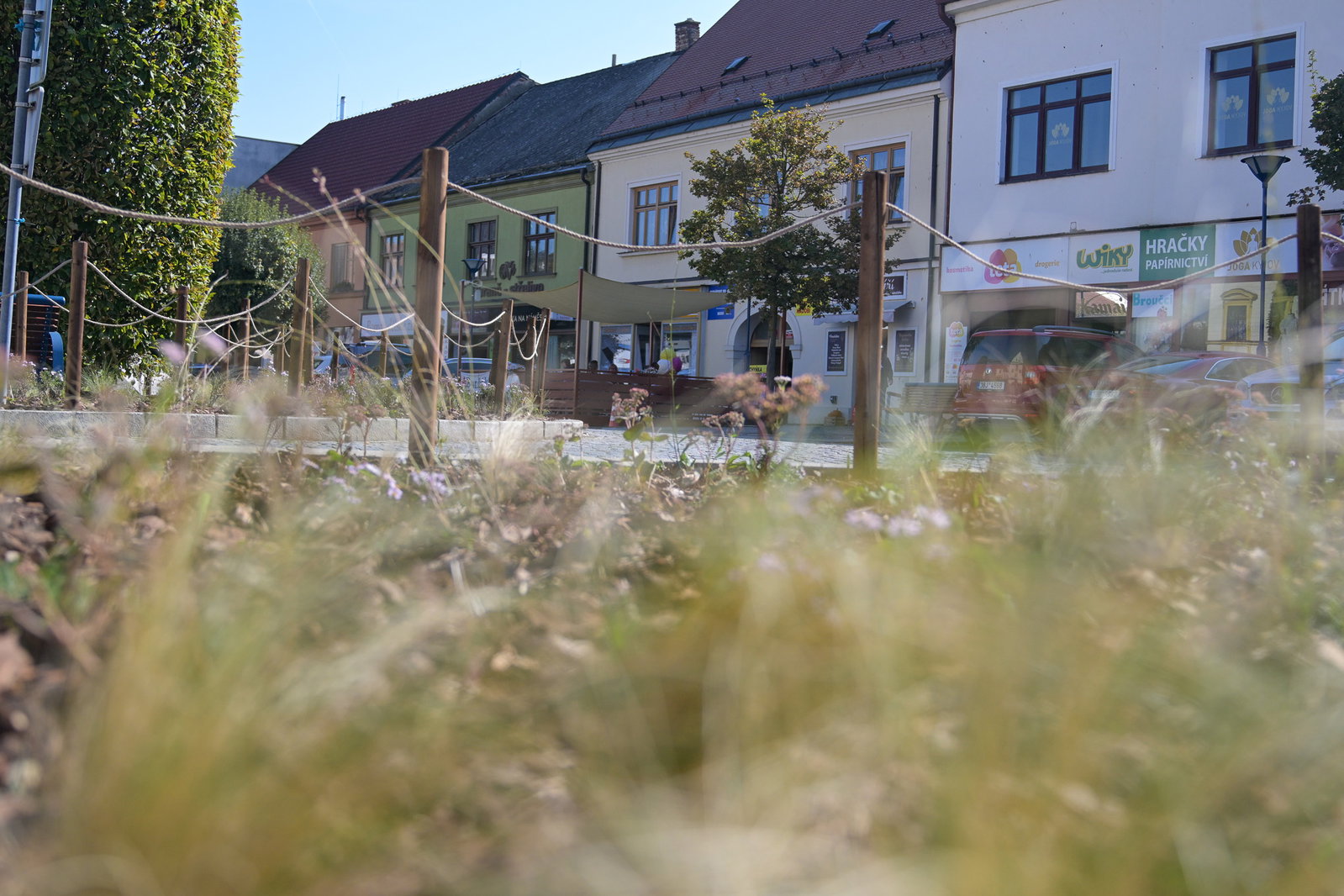 Po více než dvaceti letech proběhla kompletní obnova záhonů na náměstí