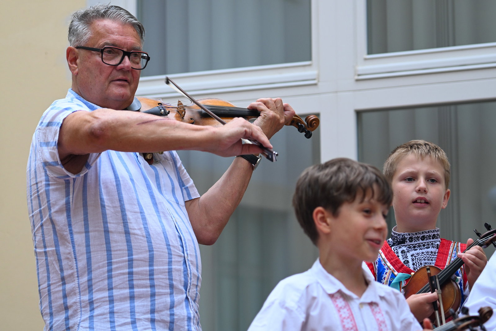 Vernisáž výstavy obrazů Jarní školy folklorního malování ve Skoronicích