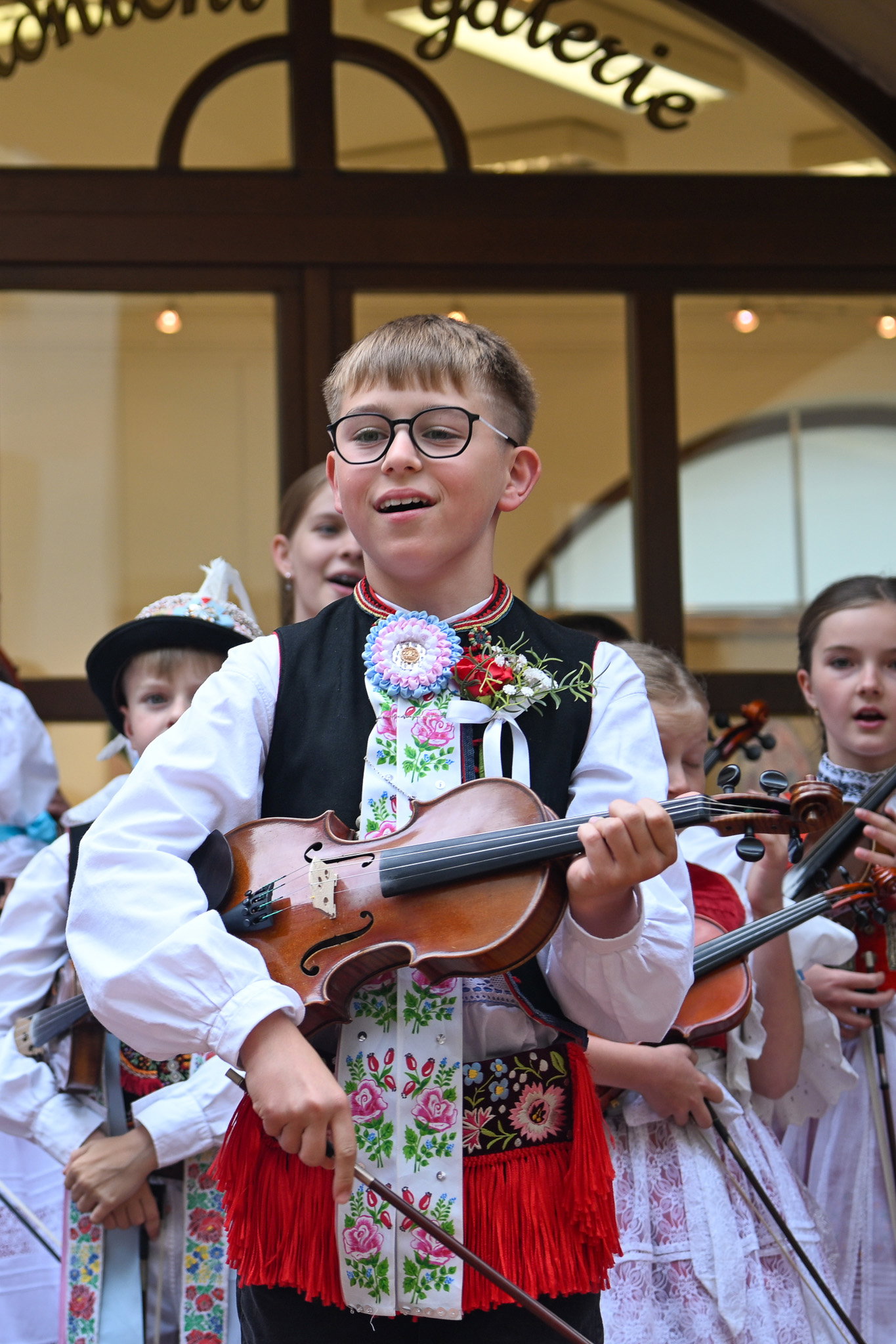 Vernisáž výstavy obrazů Jarní školy folklorního malování ve Skoronicích