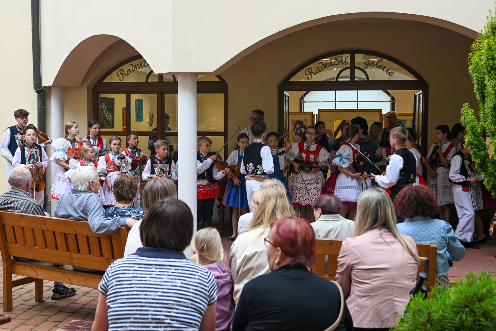 Vernisáž výstavy obrazů Jarní školy folklorního malování ve Skoronicích