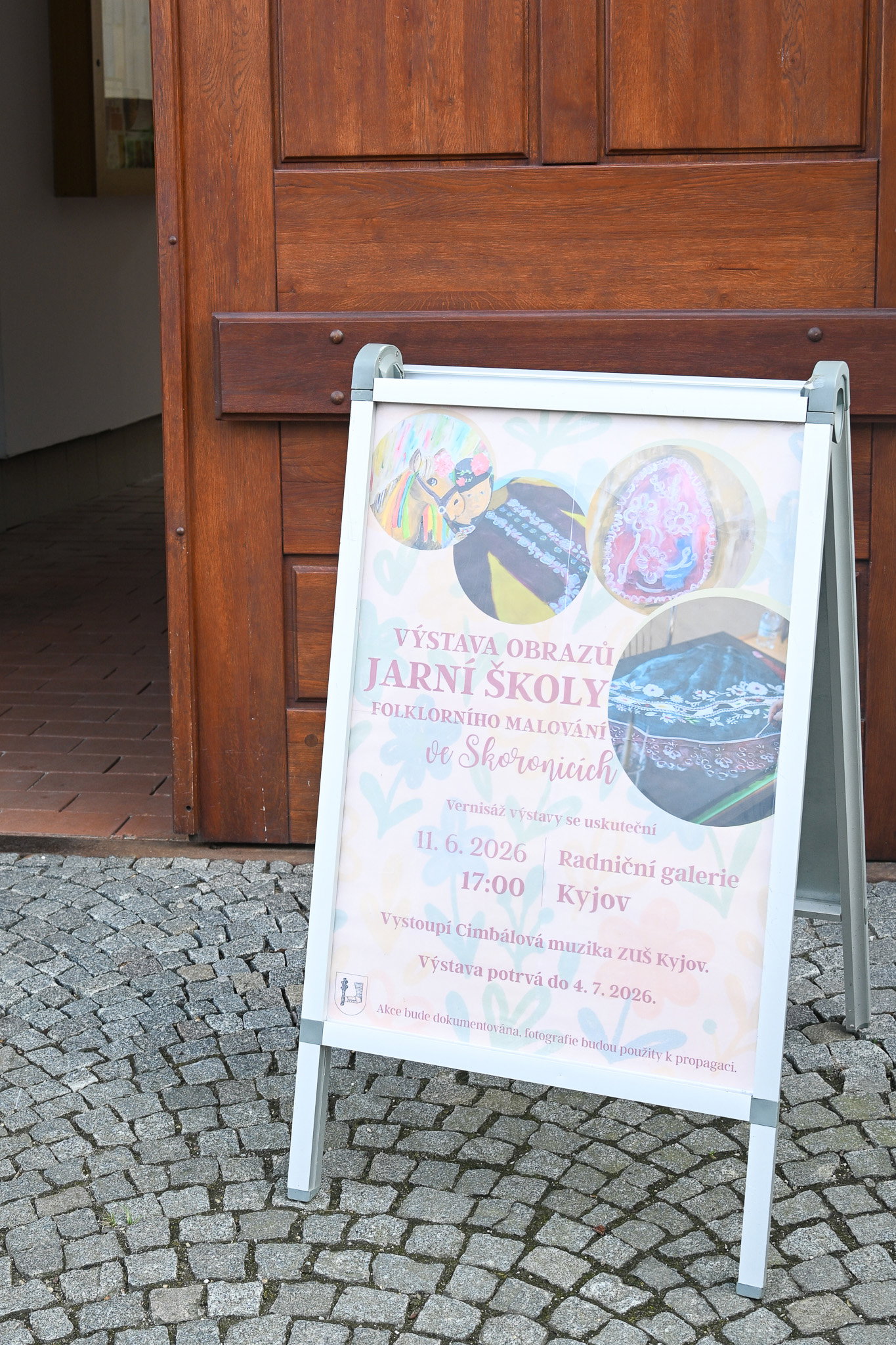 Vernisáž výstavy obrazů Jarní školy folklorního malování ve Skoronicích