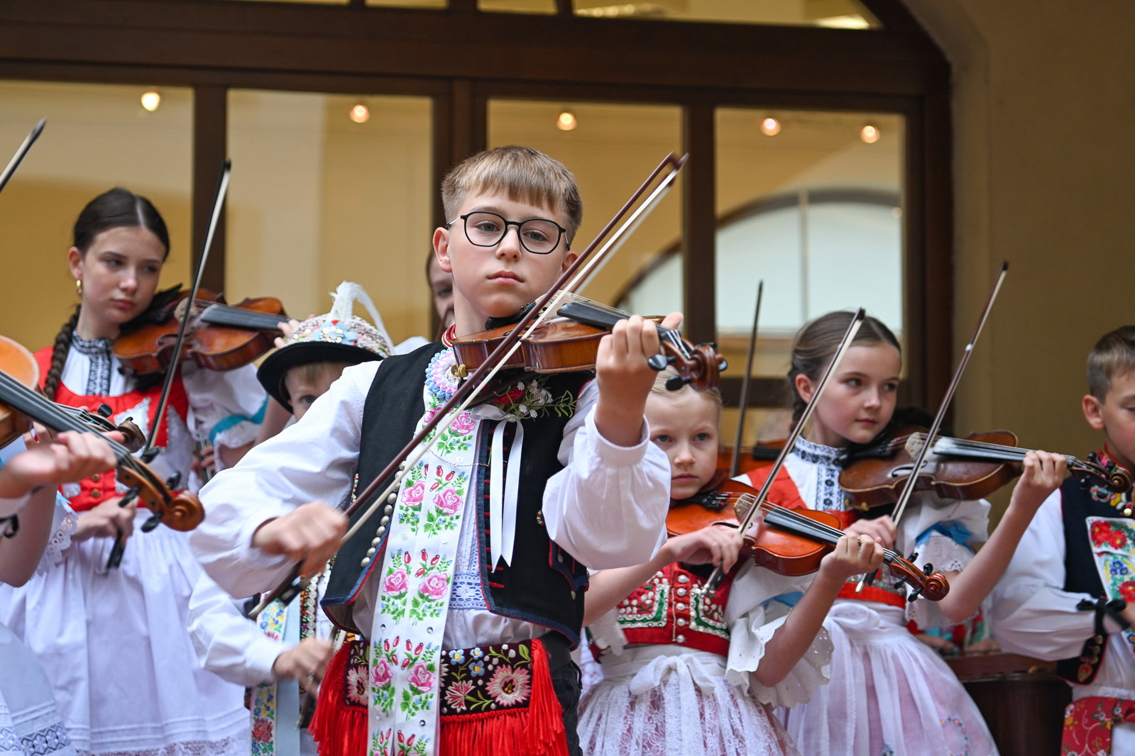 Vernisáž výstavy obrazů Jarní školy folklorního malování ve Skoronicích