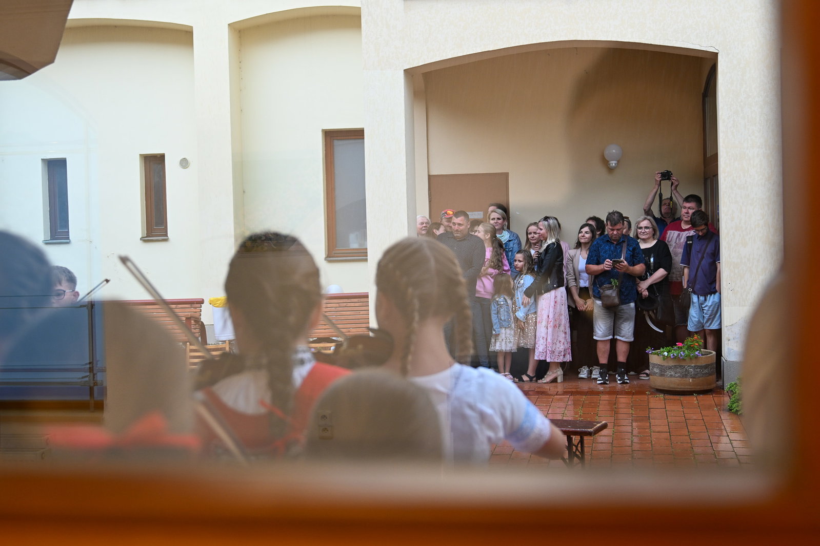 Vernisáž výstavy obrazů Jarní školy folklorního malování ve Skoronicích