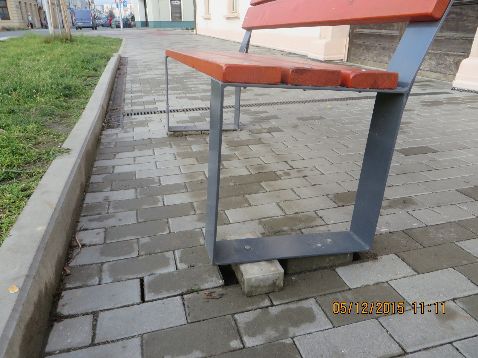 Povytažené kostky společně s lavičkou