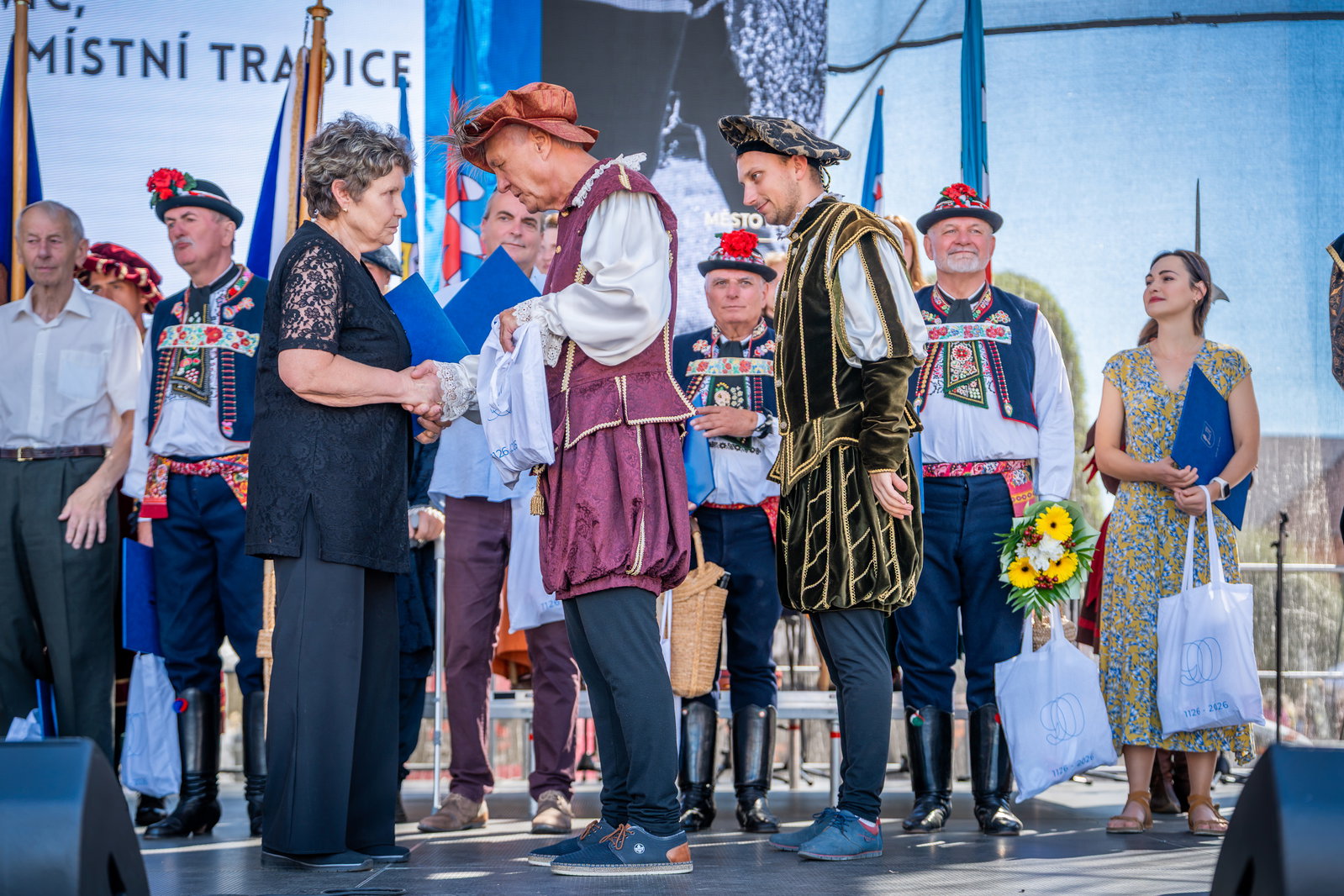 Paní Budíková přebírá cenu in memoriam za Emanuela Budíka