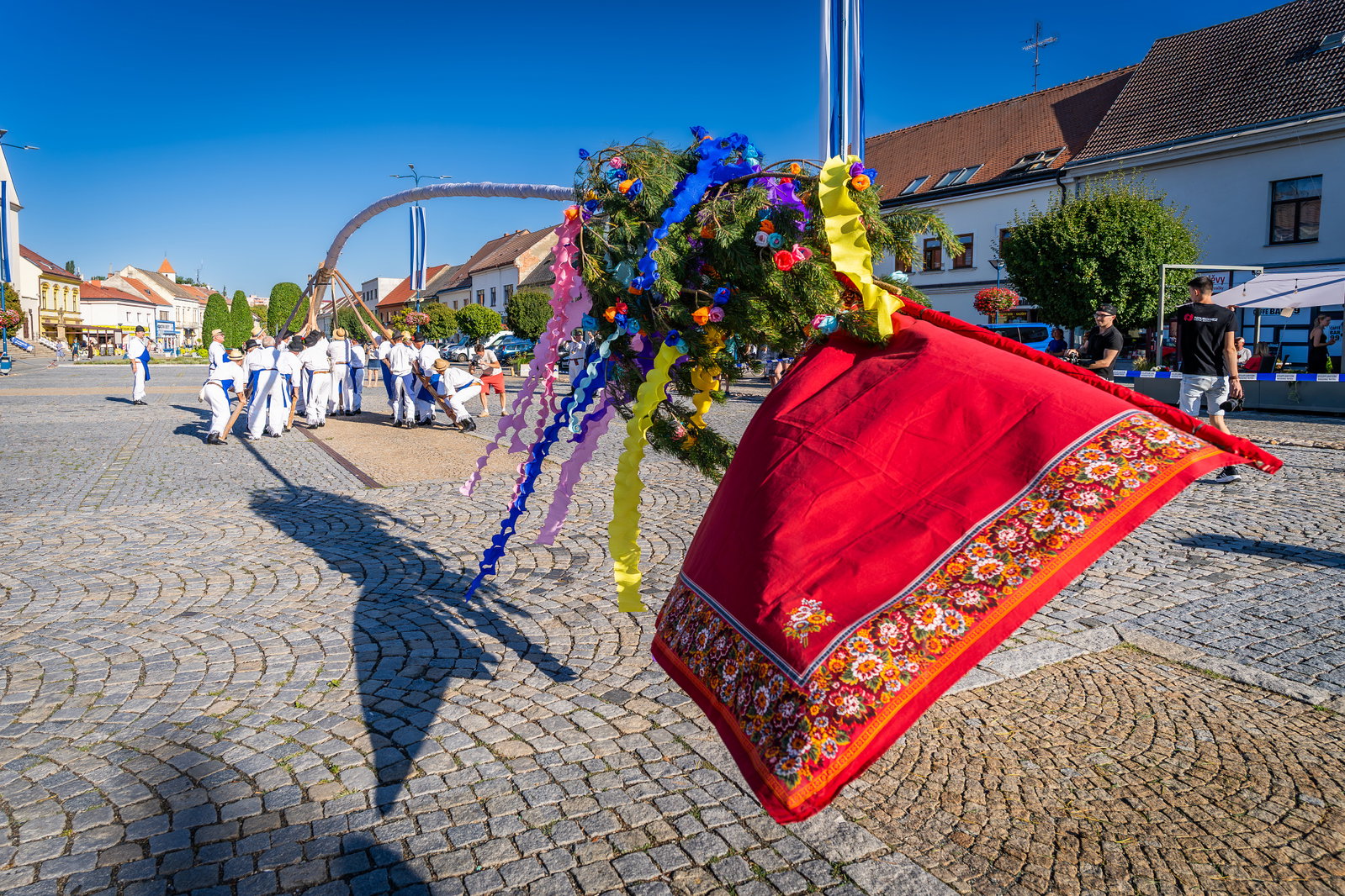 Stavění máje k příležitosti 900 let města a sousedské posezení pod májú