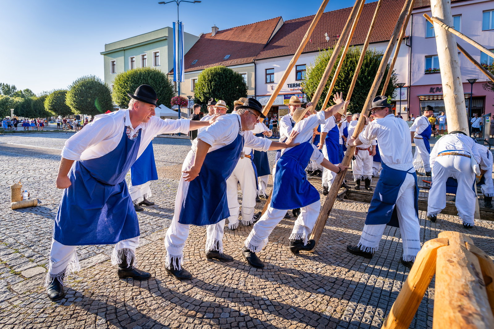 Stavění máje k příležitosti 900 let města a sousedské posezení pod májú