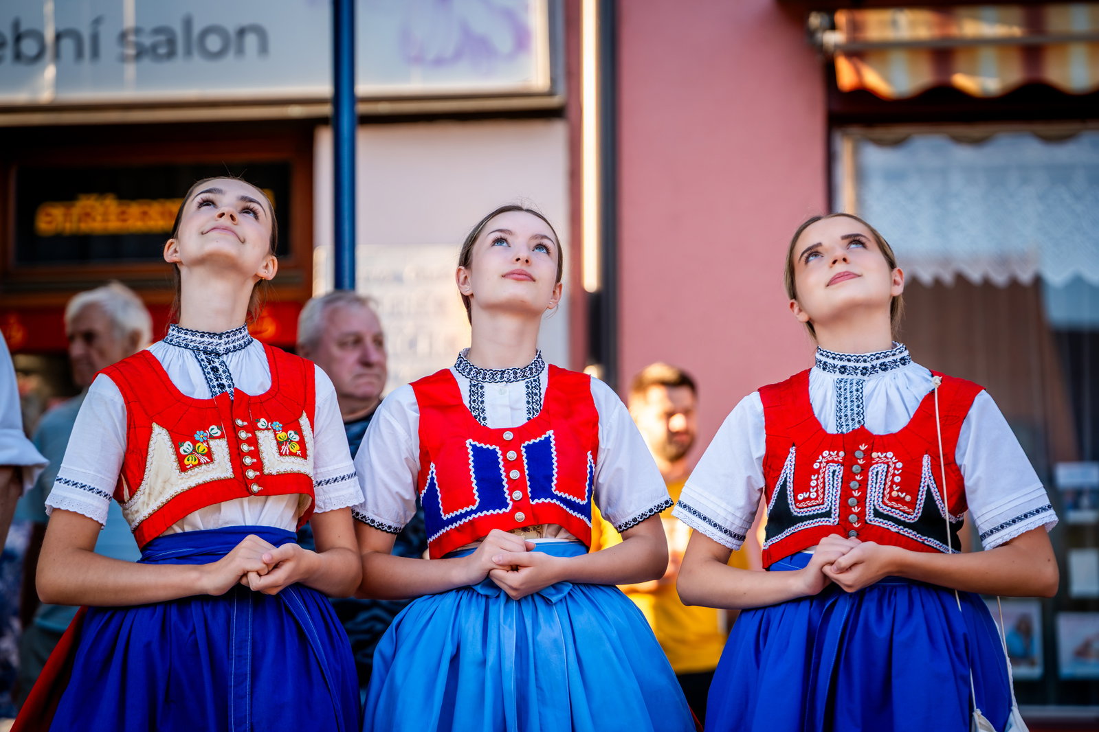 Stavění máje k příležitosti 900 let města a sousedské posezení pod májú