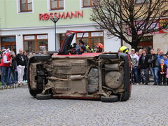 Ukázka s převráceným autem