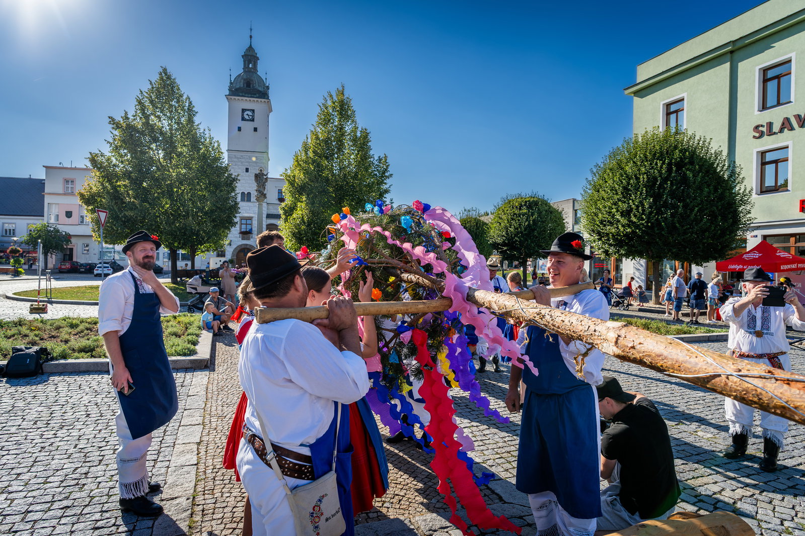 Stavění máje k příležitosti 900 let města a sousedské posezení pod májú