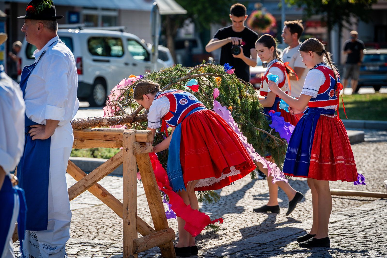 Stavění máje k příležitosti 900 let města a sousedské posezení pod májú