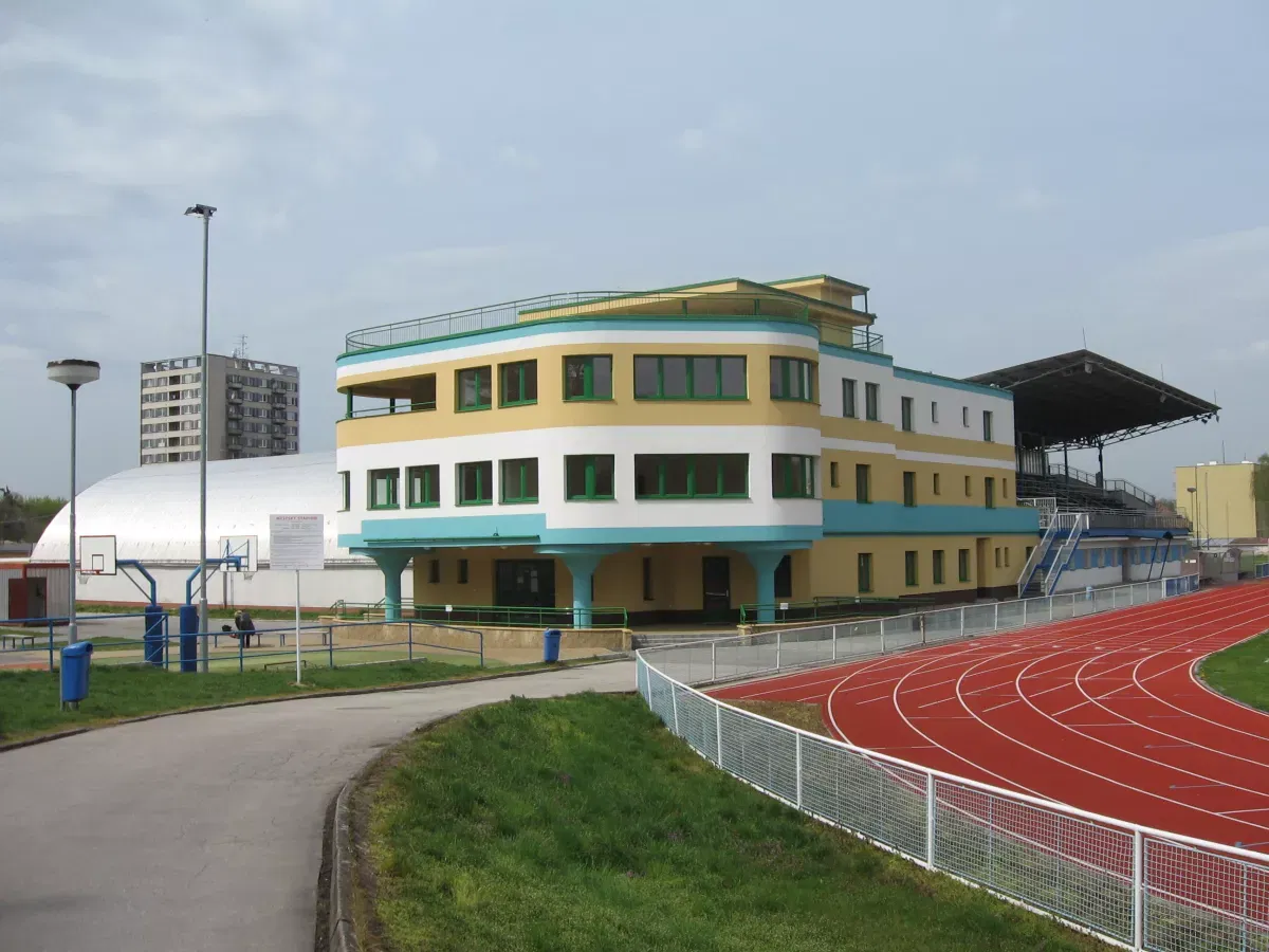 Pohled na budovu ubytovny a tribuny