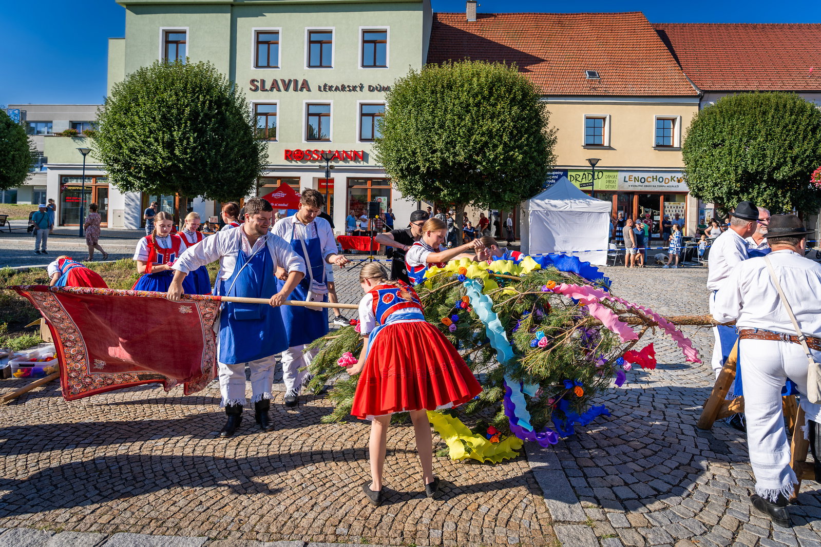 Stavění máje k příležitosti 900 let města a sousedské posezení pod májú