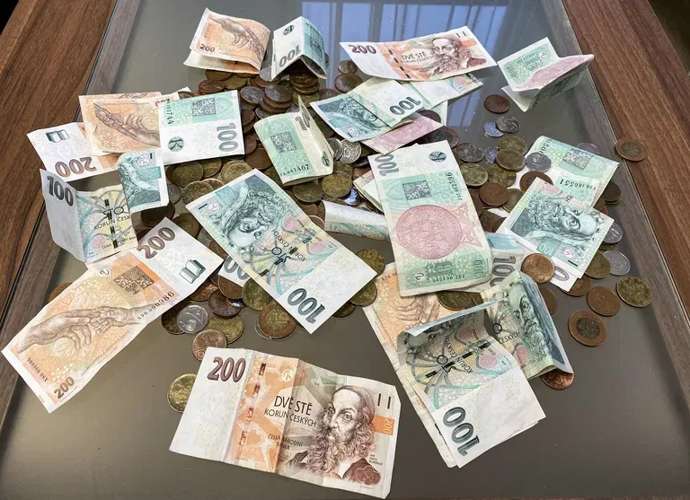 finace_bankovky_mince