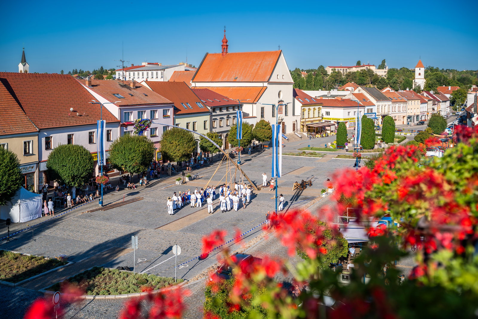 Stavění máje k příležitosti 900 let města a sousedské posezení pod májú