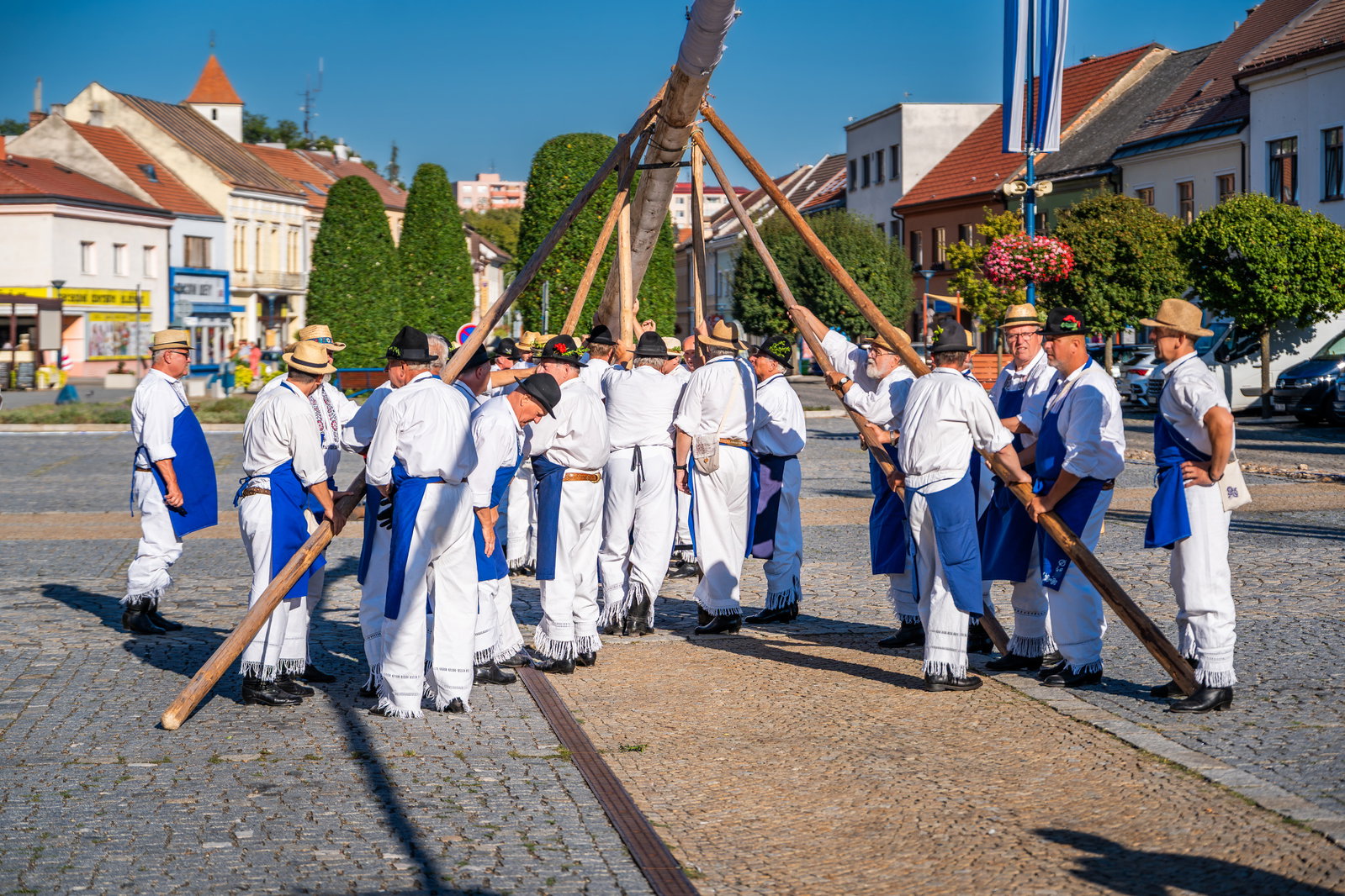 Stavění máje k příležitosti 900 let města a sousedské posezení pod májú